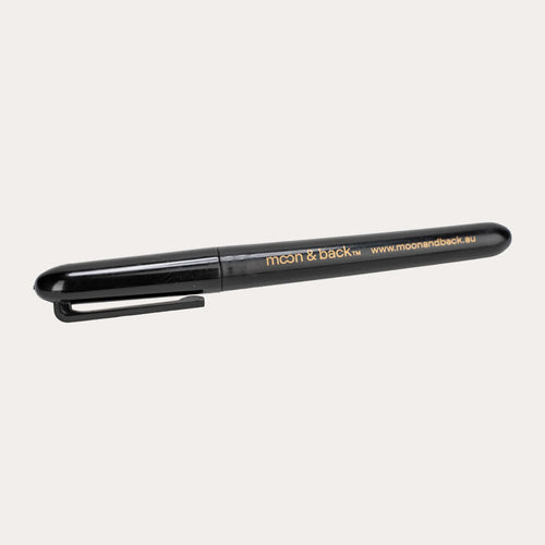The reverse of the same black gloss marker, showing a small gold logo and web address print along the barrel and the moulded pocket clip from the opposite side.